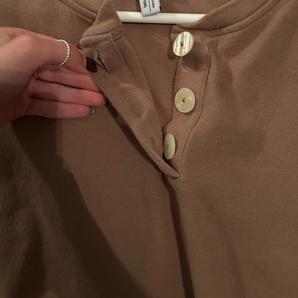 Cropped three button shirt - Picture 2 of 5
